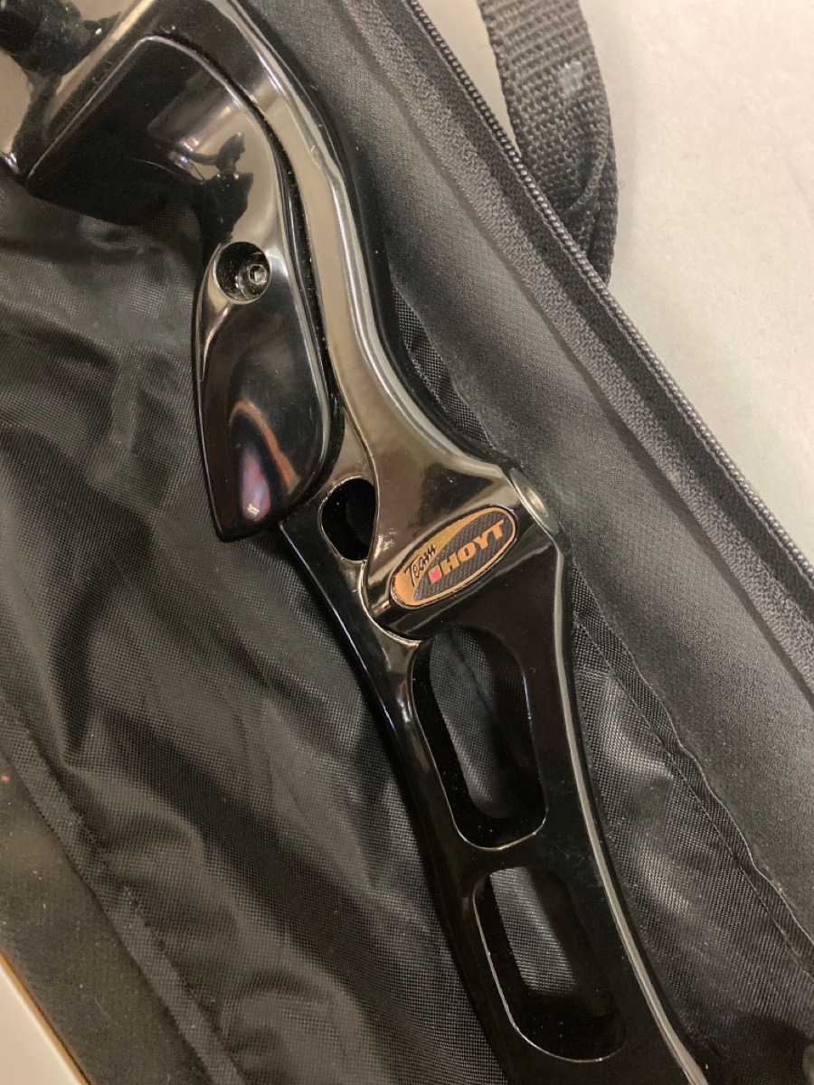 HOYT HORIZON RECURVE WITH SF PREMIUM CARBON LIMBS, 7032LBS WITH CASE