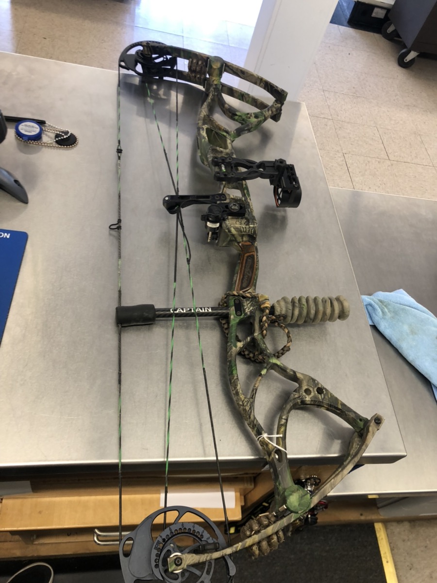 DIAMOND ARCHERY BY BOWTECH CAPTAIN Compound Bow Good Used Guns