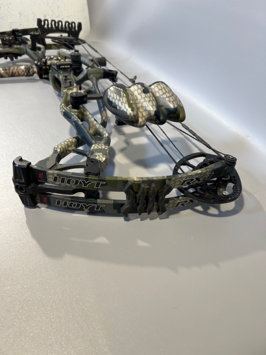 HOYT ARCHERY REDWRX CARBON RX-1 COMPOUND BOW CAMO WITH SOFT CASE Very ...