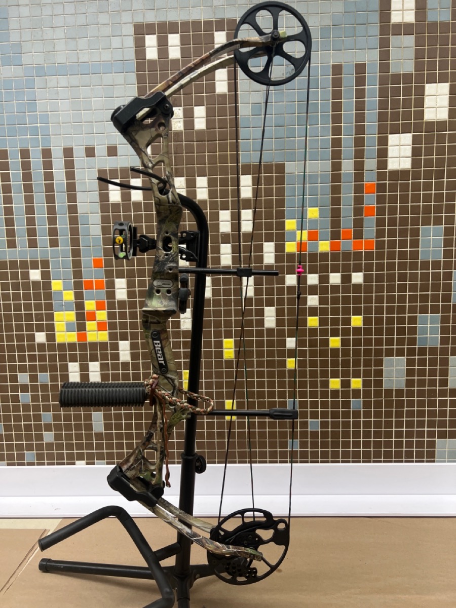 BEAR ARCHERY Bow ENCOUNTER compound bow w/ trophy ridge site Very Good