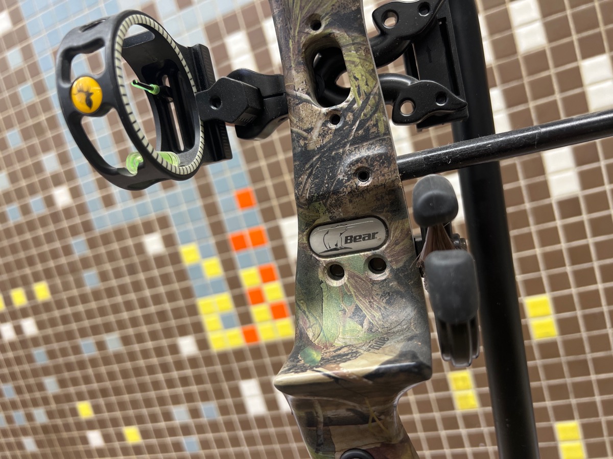 BEAR ARCHERY Bow ENCOUNTER compound bow w/ trophy ridge site Very Good