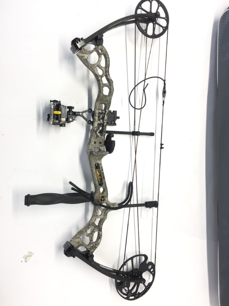 CABELA'S OPTIMUS COMPOUND BOW WITH 12 TRIAD TRISPINE 400 ARROWS (AEE