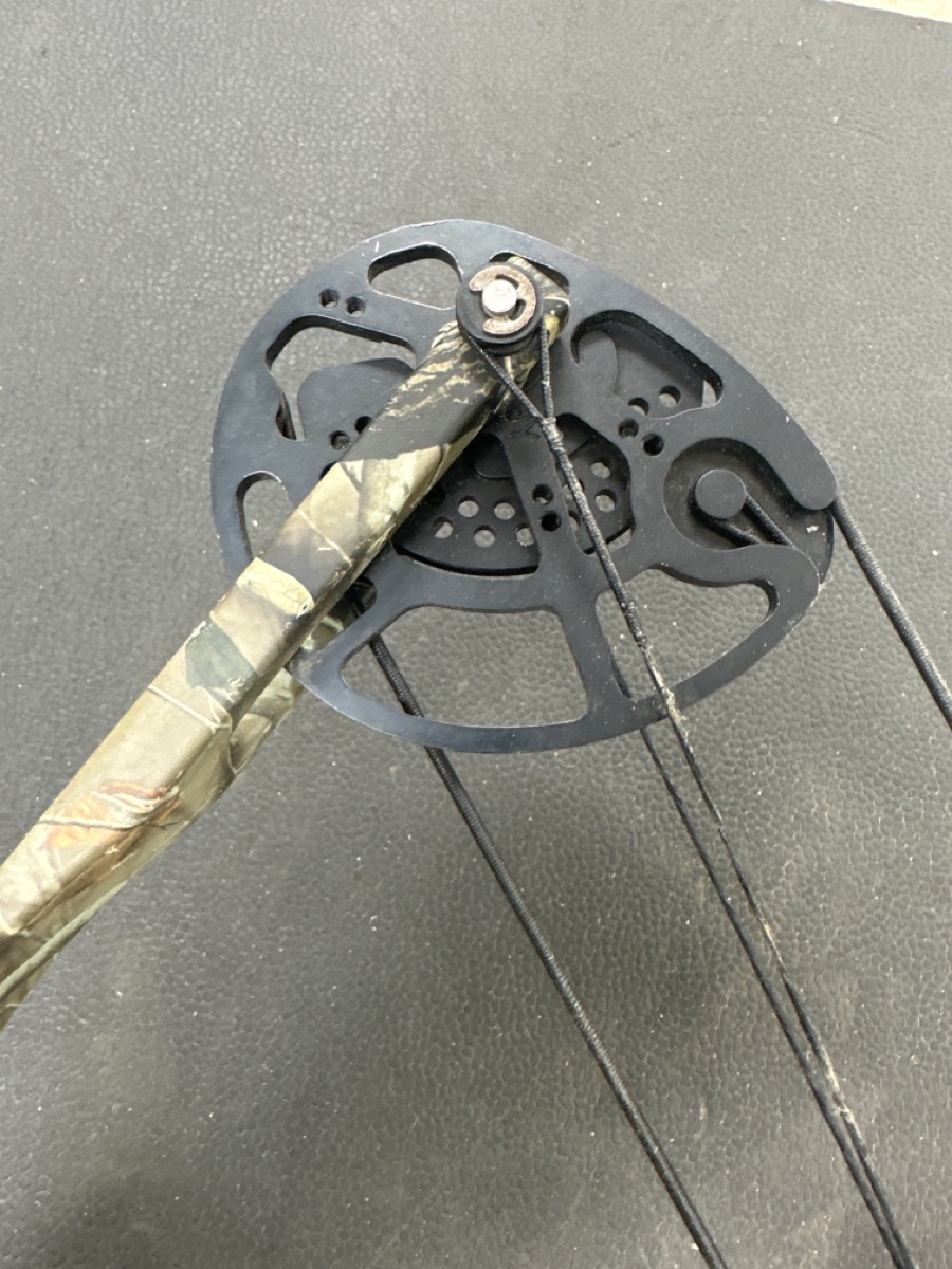 DIAMOND ARCHERY BY BOWTECH RAZOR EDGE NO CASE INCLUDED Good Used Guns