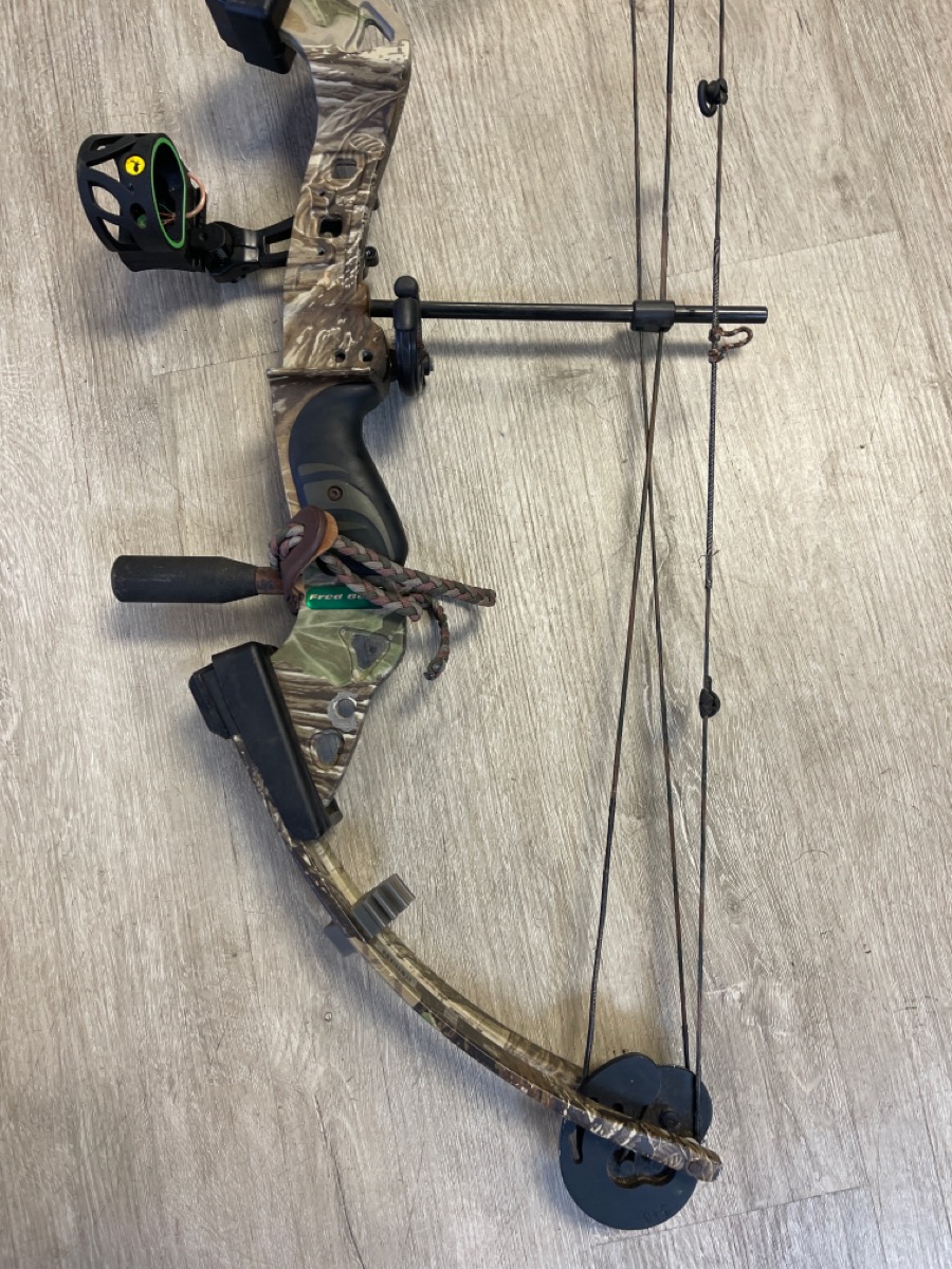 FRED BEAR COMPOUND BOW RIGHT HANDED 70 lbs draw weight Very Good Used