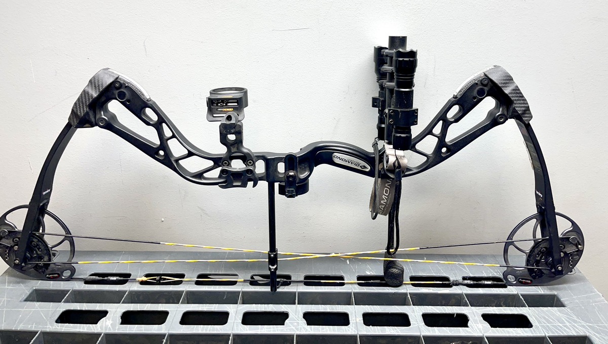 DIAMOND ARCHERY BY BOWTECH EDGE SB1 770LB / 15"30" DRAW BLACK